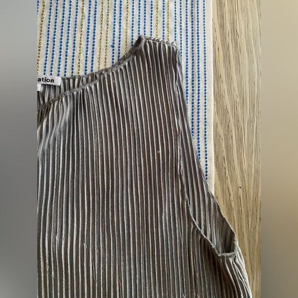 Reformation Gray Metallic Silver Top Pleated Round Neck Sleeveless Sz Médium - Picture 4 of 9